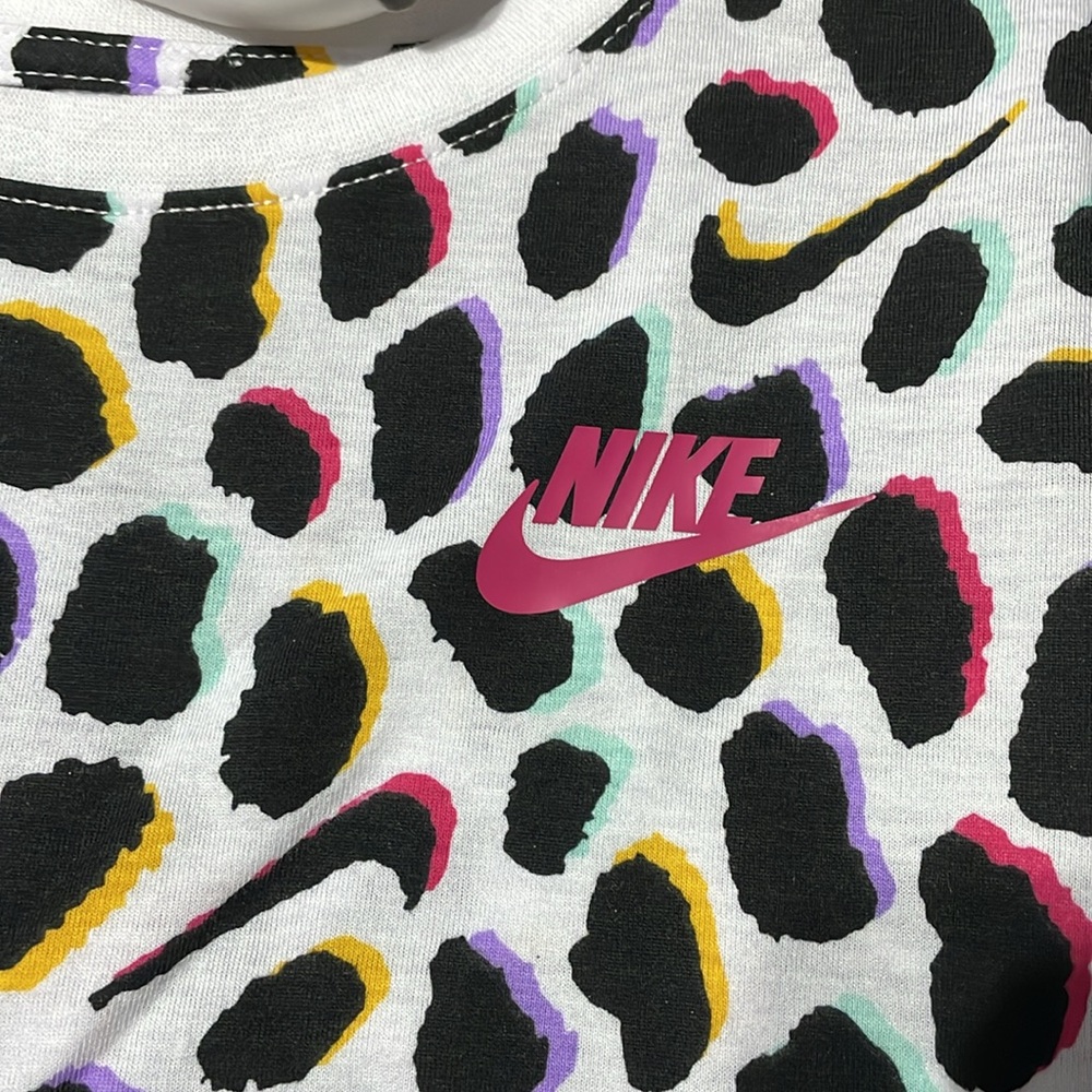 Nike - Picture 2 of 4